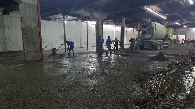 Втирання сухого зміцнювача-топінгу в поверхню свіжого бетону — Тернопіль